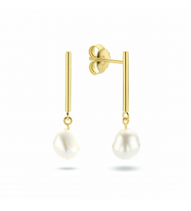 Geelgoud op 925 zilveren oorhangers uitgevoerd met een zoetwaterparel. De oorhangers hebben een totale hoogte van 2.5cm en een breedte van 6.5mm. Geen garantie op plating. - 3211596
