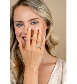 ZINZI zilveren verlovingsring met grote ovale witte zirkonia (7mm) en kleinere zirkonia's, met klein hartje aan de zijkant - 3250288